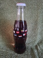 2004-es kiadású Coca-cola emlékpalack, bontatlan