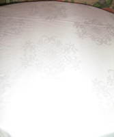 Gyönyörű barokk mintás fehér damaszt terítő