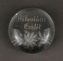 1Y705 Régi csiszolt üveg íróasztali kellék levélnehezék - Millenium emlék