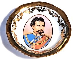 II. Lajos belga királyt ábrázoló, aranyozott 11 cm átmérőjű kistál