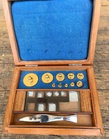 Régi kétkarú patika mérleg patika labor súlykészlettel