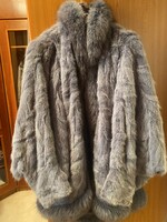 Gyönyörű eredeti Szürke Róka kék színnel, valódi szőrmebunda, divatos pelerin fazon.