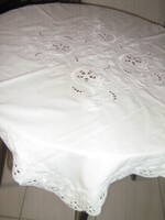 Csodaszép fehér virághímzéses csipkés szélű madeira terítő