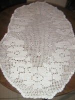 Gyönyörű fehér horgolt virágos ovális terítő futó