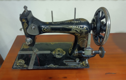 ﻿﻿Antik Singer varrógép – fekete, aranyozott díszítéssel