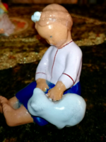 Vintage magyar kerámia: Kislány cicával, ismeretlen jelöléssel.