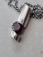 Modern stílusú ezüst nyaklánc- gránát kővel