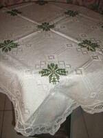 Gyönyörű vajszínű hímzett csipkés szélű szőttes terítő