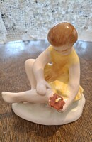 Bodrogkeresztúri lány virággal kézzel készült kerámia 13 x 11 x 9 cm