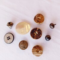 Régi és antik gombok- 9 db. gyöngyház, agancs, fém címeres, pitykegomb....vintage varrókellék