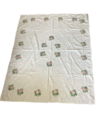 Kézzel hímzett vintage stílusú terítő – virágos, csipkeszegélyes, kb. 155×184 cm
