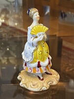 KISASSZONY LEGYEZŐVEL, SÁRGA RUHÁBAN, FESTETT PORCELÁN SZOBOR, FIGURA 10 CM