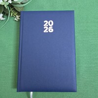 Sötétkék színű A5-ös méretű, 2026-os határidőnapló, naptár téphető sarokkal