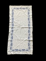 Kézi hímzéses terítő – kék ornamentikus mintával, csipkeszegéllyel, kb. 128×60 cm
