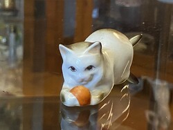 JÁTSZÓ CICA, MACSKA, FESTETT PORCELÁN SZOBOR, FIGURA 11.5 CM