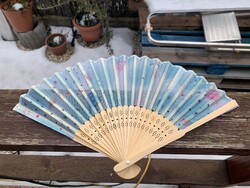 Összecsukható bambusz legyező japán nyomattal.