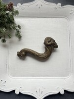 Robusztus, tömör sárgarézből készült kosfej alakú vízköpő