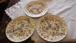 Zsolnay tányérok  az 1800- as évek végéről ,  3 db  ,  Júlia jelzéssel  20 cm