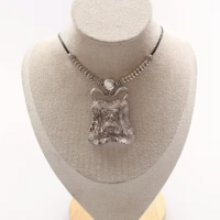 KÉZZEL KÉSZÜLT, VÉSETT TIBETI EZÜST MEDÁL, SOK FÉNYES KARIKÁVAL DÍSZÍTVE VIASZOLT LÁNCON.