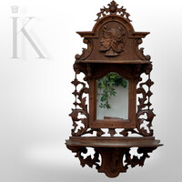 Antik faragott fali tükör polccal – harcos portré díszítéssel