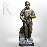 Férfi szobor talapzaton