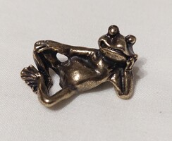 Miniatűr sárgaréz alvó béka figura