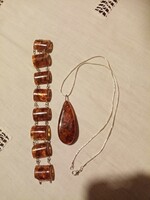 Régi öntött borostyán karkötő 19,5 cm  és medál 5,5x2,4 cm.