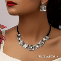 NAGYON ELEGÁNS TIBETI EZÜSTBŐL KÉSZÜLT NYAKÉK ÉS FÜLBEVALÓ, 8 SZÁLAS VIASZOLT SZÁLON.