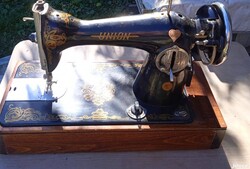 Régi szovjet Union gyártmányú elektromos táska varrógép, 28x44x20 cm . Motor nélkül