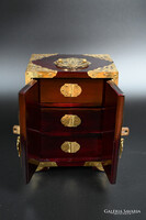 MUTATÓS, KELETI ÉKSZERTARTÓ, SZEKRÉNYKE, JADE FARAGÁSOKKAL