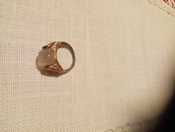 Régi vörösréz gyűrű közepén ásvány- ,mellette sok  pici kristálykővel