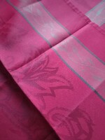 Szépséges burgundivörös ovális selyem asztalterítő