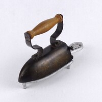 1Y844 Antik kisméretű vasmagos vasaló öntöttvas állvánnyal