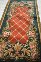 Futó terítő , asztal dekoráció , gobelin kézimunka bársony és fémszál szegés 85 x 42 cm