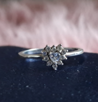 Ezüst gyűrű, kövekkel díszített szív motívummal