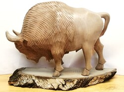 Öklelő bölény, egész alakos faragott natúr faszobor kifogástalan állapotban