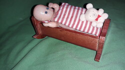 Vintage 8 cm DMSZ kis játék baba 10 cm -es fa kis bölcsőben macival ágyneművel egyben
