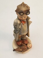Hummel U.S.-Zone HUM127 Baba doktor "Doll Doctor" porcelán figura hibátlan