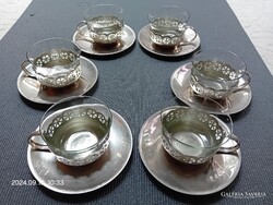 Üvegpoharak fém tartóban, fém tányérral, kávés-teás készlet szép állapotban