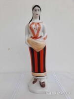 Népviseleti ruhás nö , régi Román Dorohoi porcelaán