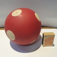 Retro piros pöttyös labda az igazi ritka társasjáték foci labdarúgás szocreál labdajáték