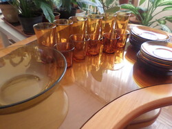 Borostyán színű jénai vizes, sörös poharak, Pyrex tál süteményes tányérok, brazil jelzett, egyben