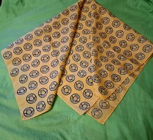 Magyar Autóklub selyem kendő. Mérete: 70 x 70 cm.  Új, nem hordott, hibátlan