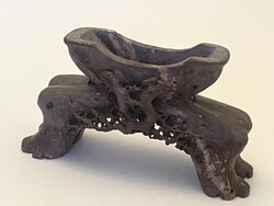 BORDÓ SZÍNŰ, NAGYOBB MÉRETŰ, KÍNAI, ÁZSIAI ZSÍRKŐ VAGY LÁVAKŐ ASZTALDÍSZ, ÁLLVÁNY 22.5 X 12 CM