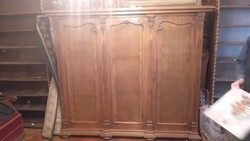 Neobarokk szekrény, akasztós és polcos résszel