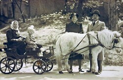 Üdvözlet a budapesti állatkertből – Horthy-kori családi fotó pónifogattal