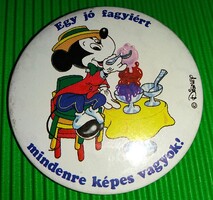 Retro trafikáru bazáráru nagyobb kör jelvény DISNEY -MIKI EGÉR -EGY JÓ GAGYIÉRT...  6 cm átmérő