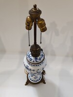Antik Meisseni porcelán lámpa hagymamintával, bronz montírozással – kb. 70 cm