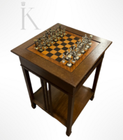 Klasszikus, átfordítható lapos sakkasztal / játékasztal ókori sereget mintázó fém sakk figurákkal