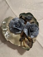 Régi gyönyörű  porcelán szív tál rátett kék rózsákkal.